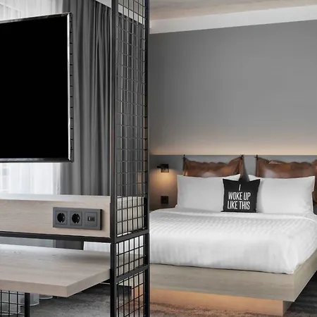 Moxy 3*